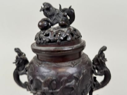 ASIE, XXe.
Brûle-parfum en bronze patiné...