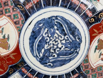 JAPON; IMARI.
Grand plat circulaire en porcelaine...