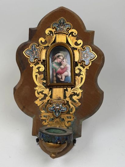 Bénitier en laiton ciselé et cloisonné à...