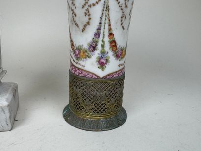 Lot comprenant :
- un vase en porcelaine...