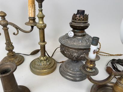 Lot de 9 bougeoirs, flambeau, lampe à pétrole...