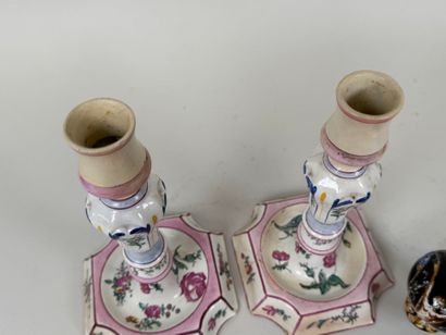 GIEN.
Paire de flambeaux en faïence polychrome...