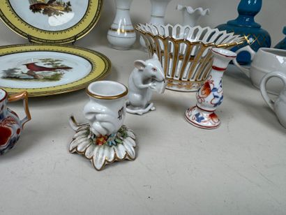 Lot comprenant :
- Ancienne Manufacture Royale...