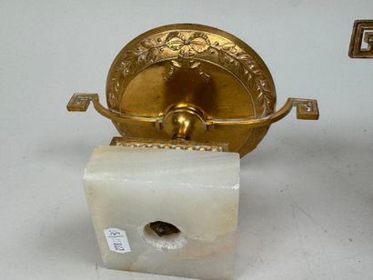 Paire de cassolettes en bronze doré et ciselé...