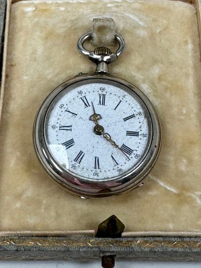 Montre de col en métal argenté, le boitier...