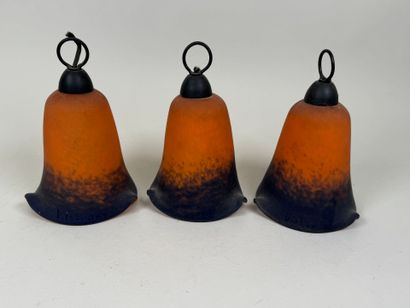 RETHONDES.
Trois appliques en verre marmoréen...