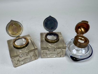 Trois encriers en cristal et verre dont :
-...