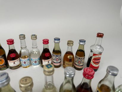 Collection de 30 mignonnettes d'alcool.
(niveaux...