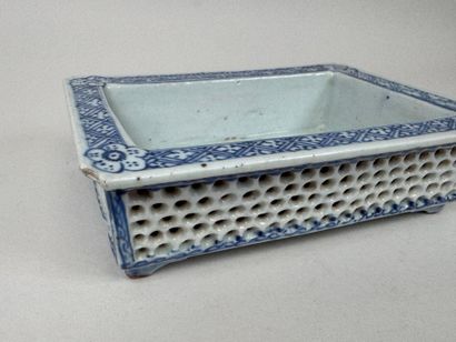 Lot en porcelaine comprenant :
- ASIE, XXe.
Jardinière...