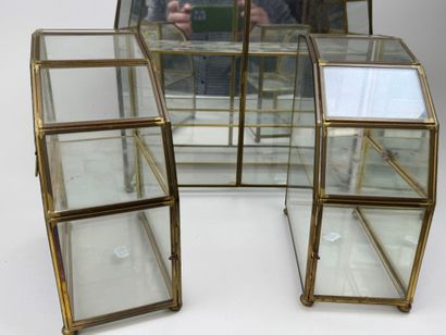 Trois petites vitrines de présentation en...