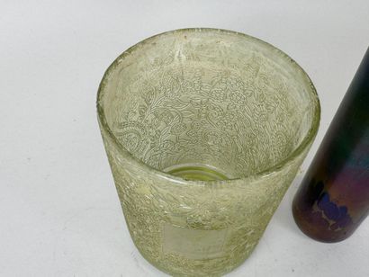 Lot comprenant :
- un pot en verre coloré...