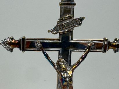 Crucifix en bronze argenté, le pied de forme...