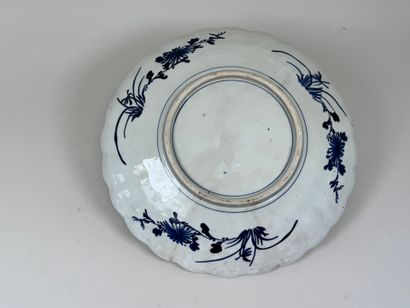 ASIE, XXe.
Grand plat polylobé en porcelaine...