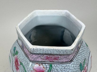CHINE, XXe.
Pot couvert de forme hexagonale...