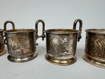 Six tasses ou supports de verre en métal...