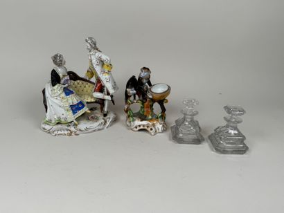 Lot comprenant :
- un groupe en porcelaine...