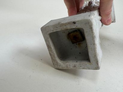 Lot comprenant :
- un vase en porcelaine...