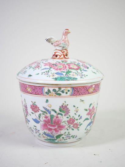 CHINE, XXe. 
Pot couvert en porcelaine polychrome...