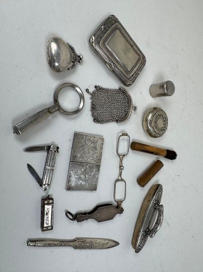 Lot d'objets de vitrine en argent et métal...