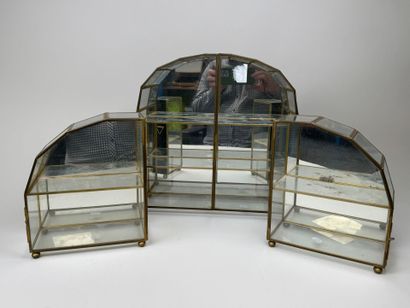 Trois petites vitrines de présentation en...