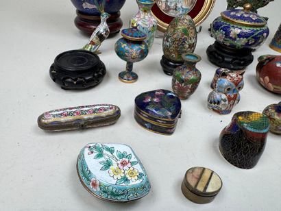 Important lot de 35 sujets en laiton cloisonné...
