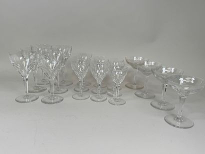 Partie de service de verres en cristal taillé...
