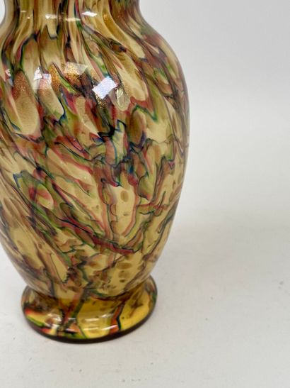 Vase en verre coloré à décor de motifs stylisés.
H....
