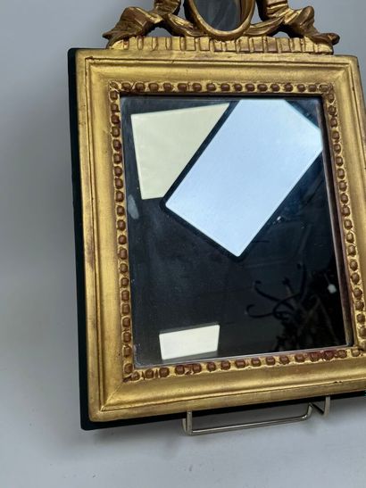 Petit miroir rectangulaire en bois doré et...