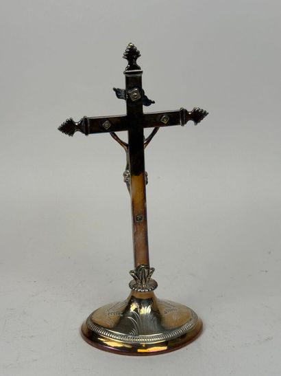 Crucifix en bronze argenté, le pied de forme...