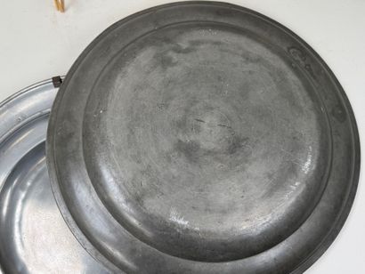 5 plats ou assiettes en étain.
Marquages...