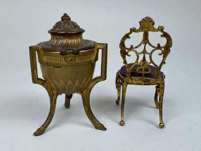 Ensemble pour couturière en régule et laiton...