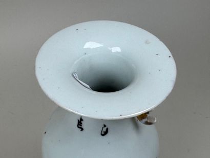 ASIE, XXe.
Vase en porcelaine polychrome...