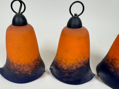 RETHONDES.
Trois appliques en verre marmoréen...