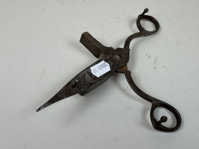 Mouchette en fer.
L. 19 cm.
