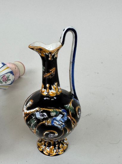 GIEN.
Paire de flambeaux en faïence polychrome...