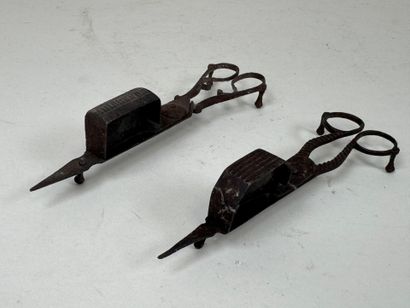 Deux mouchettes en métal reposant sur 3 petits...