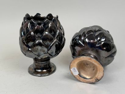 Paire de vases en résine à décor d'artichauts.
H....