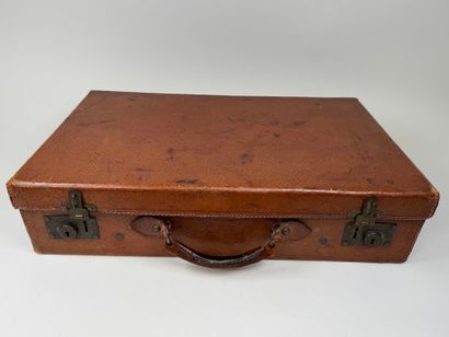 ENGLISH LEVER.
Petite valise en cuir brun.
14...