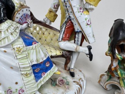 Lot comprenant :
- un groupe en porcelaine...