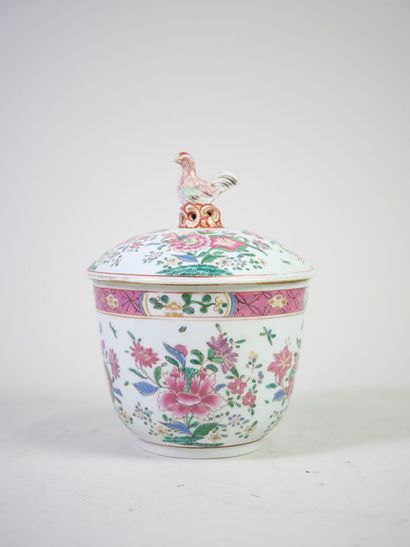 CHINE, XXe. 
Pot couvert en porcelaine polychrome...