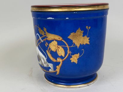 Cache-pot en porcelaine polychrome et or...