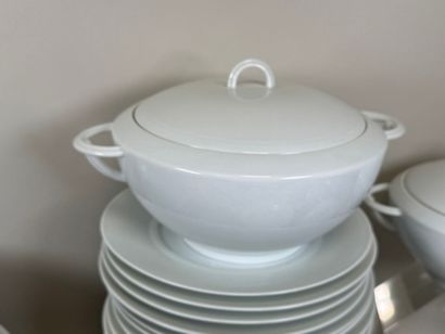 Important service de table en porcelaine...