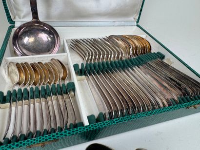 Ménagère en métal argenté à décor de filet...