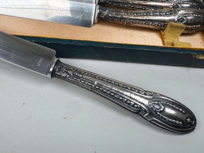 Série de 12 couteaux de table en argent fourré...