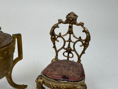 Ensemble pour couturière en régule et laiton...
