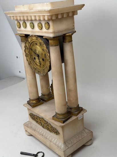 Pendule portique en albâtre et bronze doré...