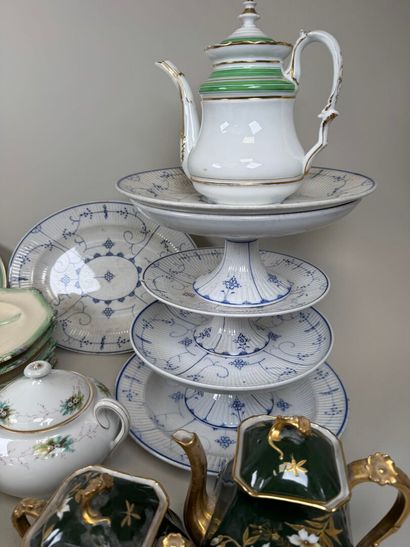 Important lot en porcelaine et faïence comprenant...