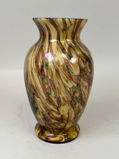 Vase en verre coloré à décor de motifs stylisés.
H....