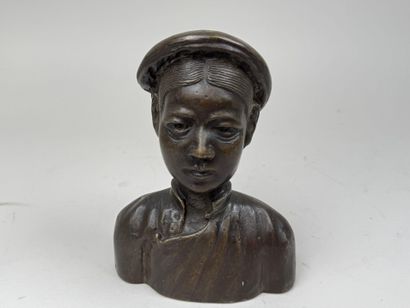 INDOCHINE, XXe.
Sujet en bronze patiné figurant...