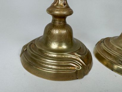 Paire de bougeoirs en bronze doré et ciselé...